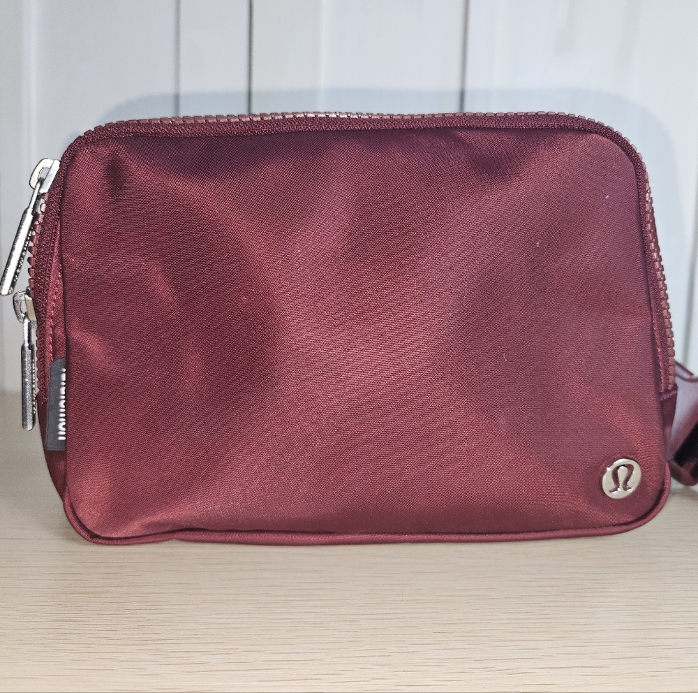 Lululemon Everywhere Belt Bag Burgandy - Picture 5 of 6